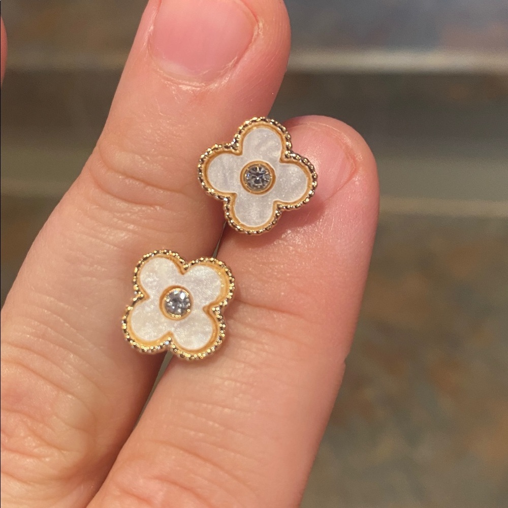 Elegant Gold and Cream Flower Stud Earrings NIP - Picture 3 of 3